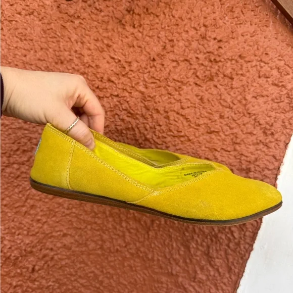 Toms Julie Flat Bright Yellow Bold Suede Pointed Toe Slip On 8.5 Business Casual - Picture 1 of 6